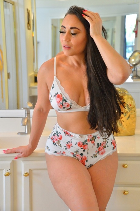 Brunette MILF Carmela shows her curvy figure while masturbating in a bathtub